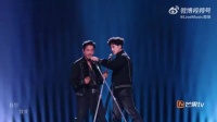 张睿舞台碰倒麦架迅速扶稳无缝衔接表演