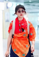 “周迅”真厉害，好像裹着2块布就走机场，上半身任性下半身潇洒