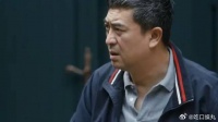 大叔看到有个小伙在屋里，拿起棍子就冲，吓得小伙匆忙解释