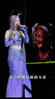 演唱会现场，张韶涵与80岁白发奶奶粉互动