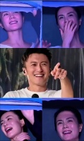 王菲在那英演唱会大笑，谢霆锋演唱会害羞躲闪