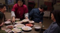 岁岁年年柿柿红：一家人吃年夜饭，热热闹闹真好，年味十足
