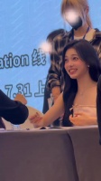po主亲手把自己的戒指给ian了…怎么会有对粉丝这么好的宝宝猪 evelyn