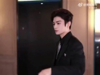《爱在无尽夏》首发双人片段来袭，丁禹兮黑西装造型沉稳…