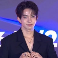 李羲承出席TIMA红毯，这深V西装造型和性感迷离的眼神谁能扛得住