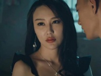 在幽暗封闭的环境下，人性的猜忌与私心远比灵异更可怕