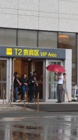 檀健次到的长春出来互动还给粉丝鞠躬了，新的路演又开始了