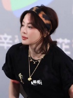 好喜欢今天辛芷蕾这一身！ 豹纹发带和高筒靴，姐姐