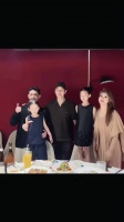 这个人就是黄晓明啊！只不过是因为美颜开的太大了，有点把黄晓明拍的有点瘦了