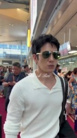 网友偶遇井柏然、刘雯机场分开走，为了新剧？