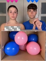 情侣扎气球挑战