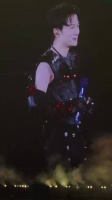 周深济南演唱会遇大雨，现场玩梗道歉自创歌曲