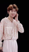 王源南京演唱会粉丝齐喊结婚，王源现场演示战术性喝水，也太可爱了吧