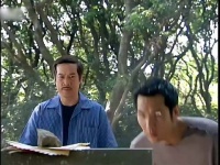 男人拜祭母亲墓碑却裂开了 ！