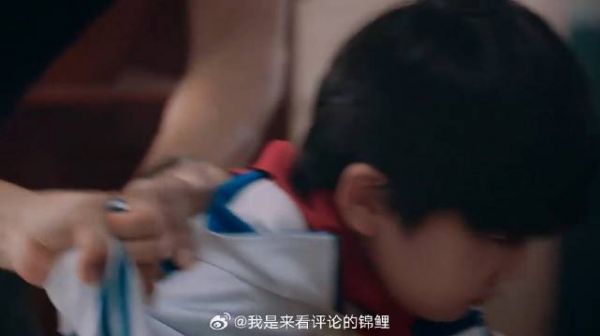 母亲觉得女儿是儿子害的，看到照片被刺激，怒打儿子