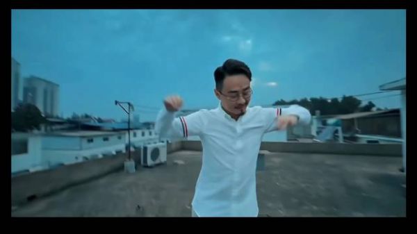 生活不易，老郭卖艺 跳个舞给大家开心一下，喜欢看下次我录一个付费版的