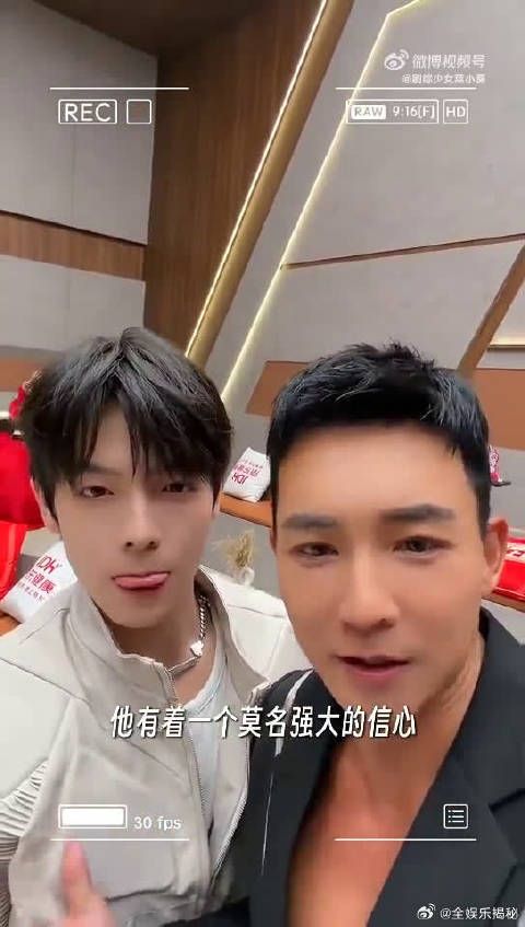 训练间隙轻松闲聊，刘畊宏分享老婆追剧趣事，引得在场哥哥一阵哄笑