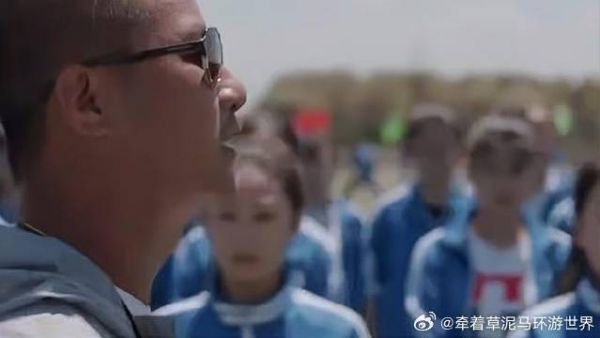 校花体育800米测试，校霸带热身，林妙妙秒懂二人关系
