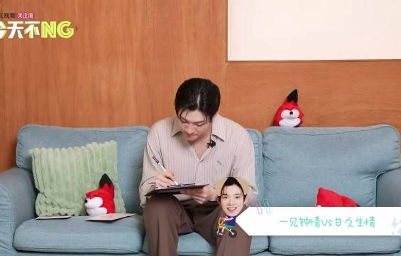 “我第一次看见你的时候 你不知道你素颜有多可爱吧”