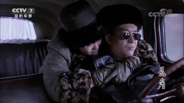 悬崖：秋妍跟周乙扮假夫妻，真妻子只能靠边，临行忍不住抱他