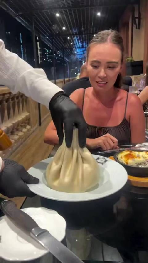 当中国灌汤包被海外网红餐厅魔改后，终于懂意大利人看到菠萝披萨的感受了…