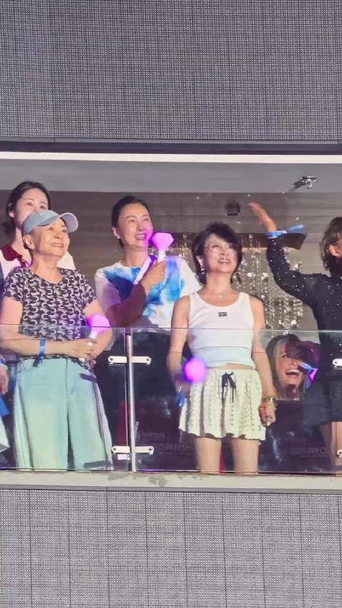 65岁宋丹丹穿20年前衣服，自律20年不变