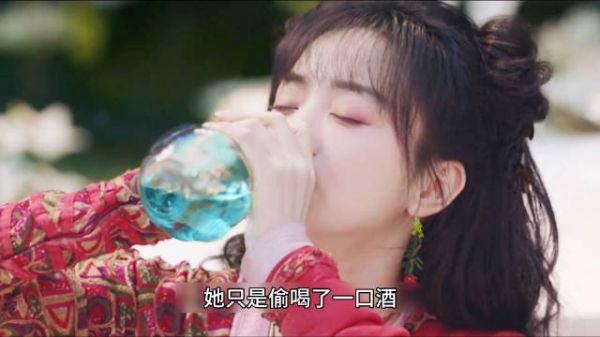她偷喝一口酒幻化成山茶花，被侍女放入茶壶