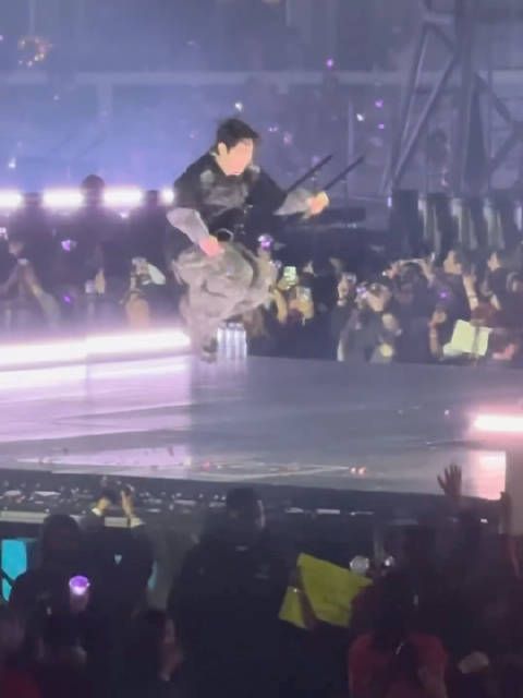TEAR的时候突然跳起来开始跳舞ww 260823 BTS世巡 多伦多演唱会Day2 ‪‬