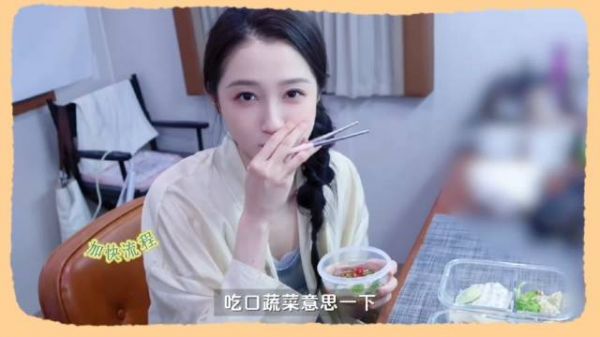 晓彤太可爱了吧，吃到一根面条都能这么开心哦！果然呀，碳水令人快乐！