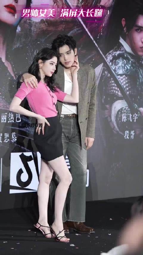 这里看着陈飞宇满眼都是热巴，但是热巴眼神不敢看陈飞宇，是害羞？是喜欢？
