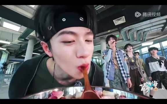朱志鑫嘴叼勺子运蒜粒,红耳朵反差圈粉