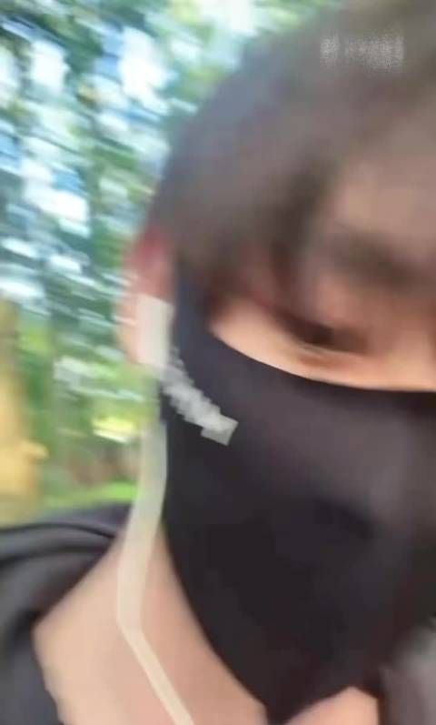粉丝打卡时代峰峻，偶遇直播中的丁程鑫