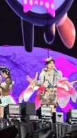 入乡随俗新模式上线，周深在《好运来》表演中途咬下大葱，体验地道山东味道…
