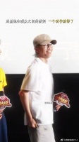 她在闹，他在笑