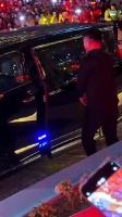 肖战与父母香港逛街被偶遇
