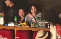 王菲罕见现身那英演唱会坐台下被拍，那英台上唱着唱着突然朝她那边看了一眼