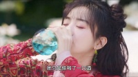 她偷喝一口酒幻化成山茶花，被侍女放入茶壶