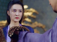 女孩天生一双紫瞳，长大更是出落的美艳动人，却没想到被管家玷污