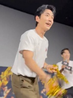 《空枪》朱一龙还原片中婚礼撒黄金名场面，“珠光宝气，见者有份！”