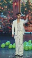 李昀锐跳舞后胸口出汗，舞台张力十足