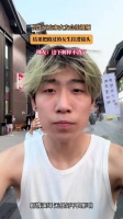 男生正在和女友合拍视频，结果把路过的女生拉进镜头 ！