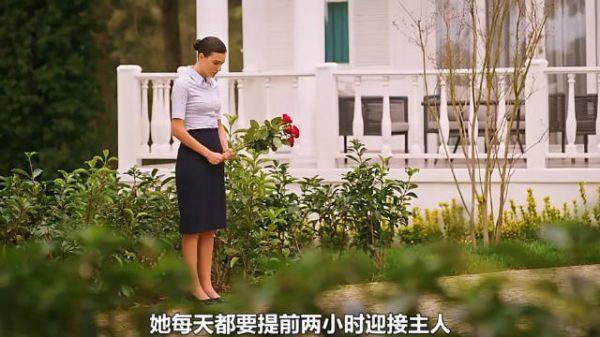 女孩每天都要提前两小时迎接主人，还要捧着最新鲜的玫瑰花 