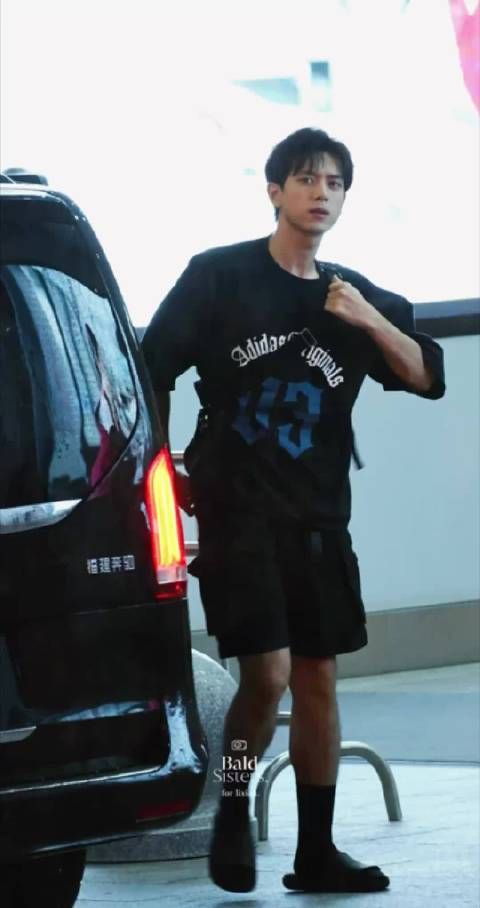 李现长沙录制结束后返京 一直在和粉丝打招呼太暖心了