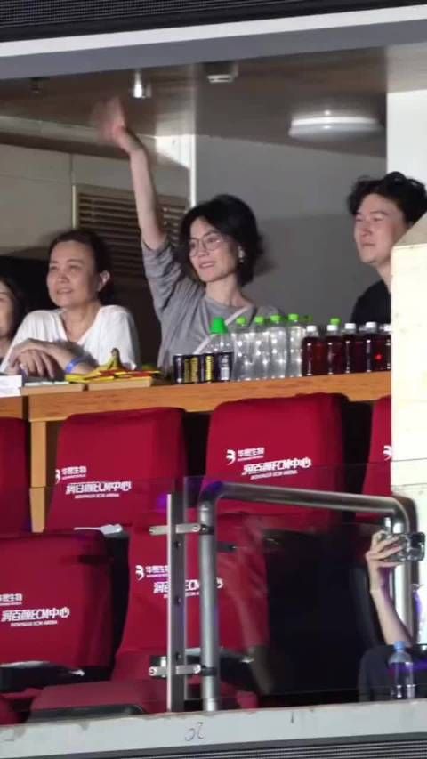 王菲全程配合那英摘眼镜挥手，展现活泼一面