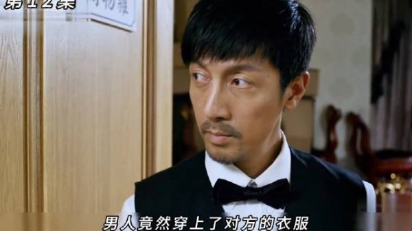 女人为了营救男人竟将点燃的白酒一口闷掉