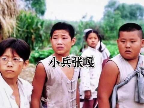 胖墩摔跤偷钥匙，汉奸屁股被写字，这群小兵张嘎太损了！
