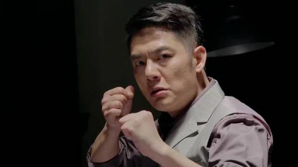 卧底侥幸逃过一劫，下一秒又陷危险之中