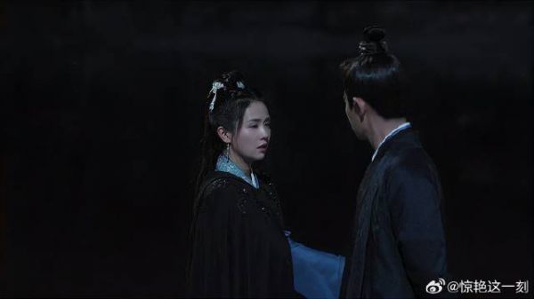 周生辰和姑娘夜游渭河 谁知突然下了雨，她却不想回城