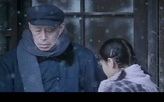 曾经，姥爷为她烤热棉袄，为她挤好牙膏…
