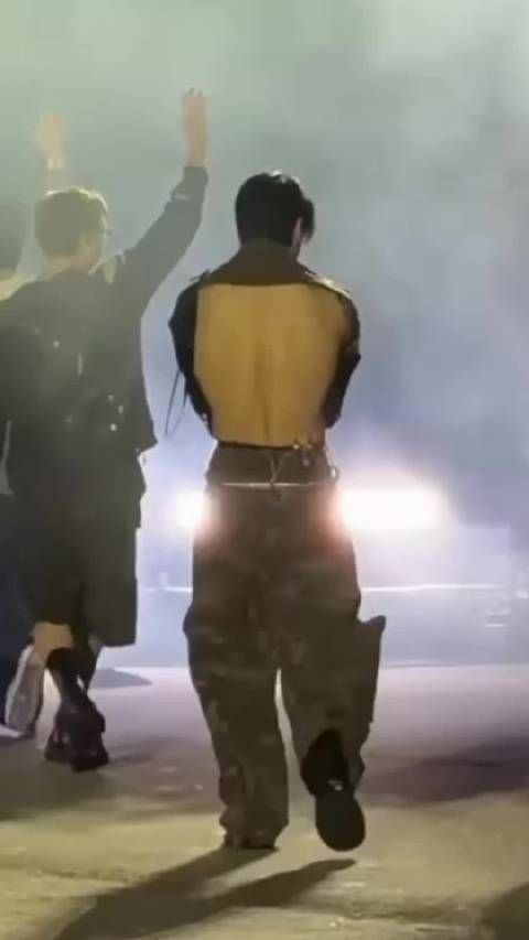 好迷人的后背 /shaniasmsn